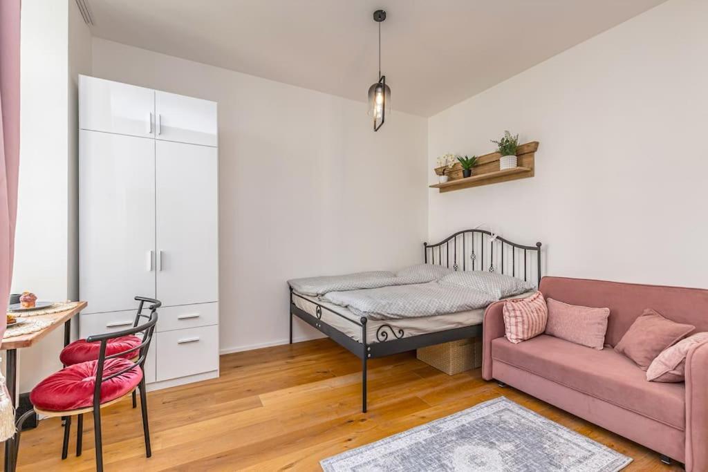 Cozy Quiet New Apartment In Karlin Square Прага Екстериор снимка