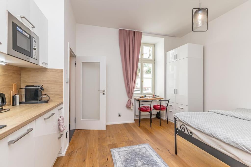 Cozy Quiet New Apartment In Karlin Square Прага Екстериор снимка
