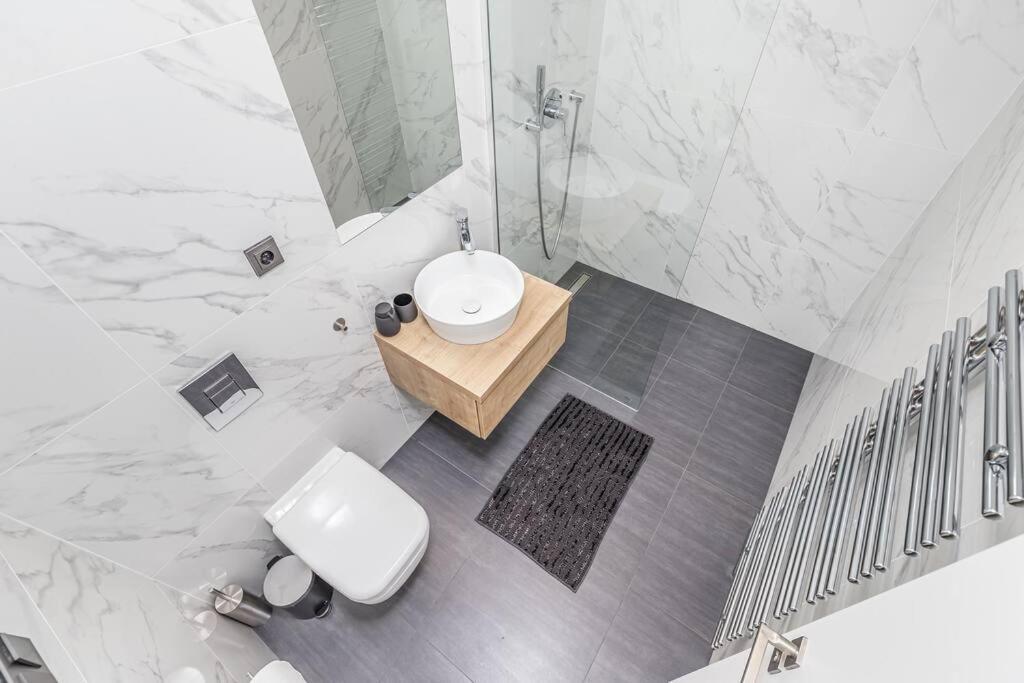 Cozy Quiet New Apartment In Karlin Square Прага Екстериор снимка